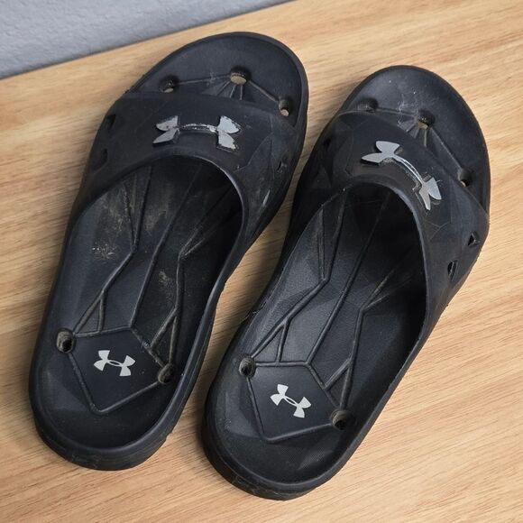 Under Armour Boys Black Slide Sandals Y5/W6 Slip-On Pool Beach Locker Gym Sporty - Picture 7 of 7